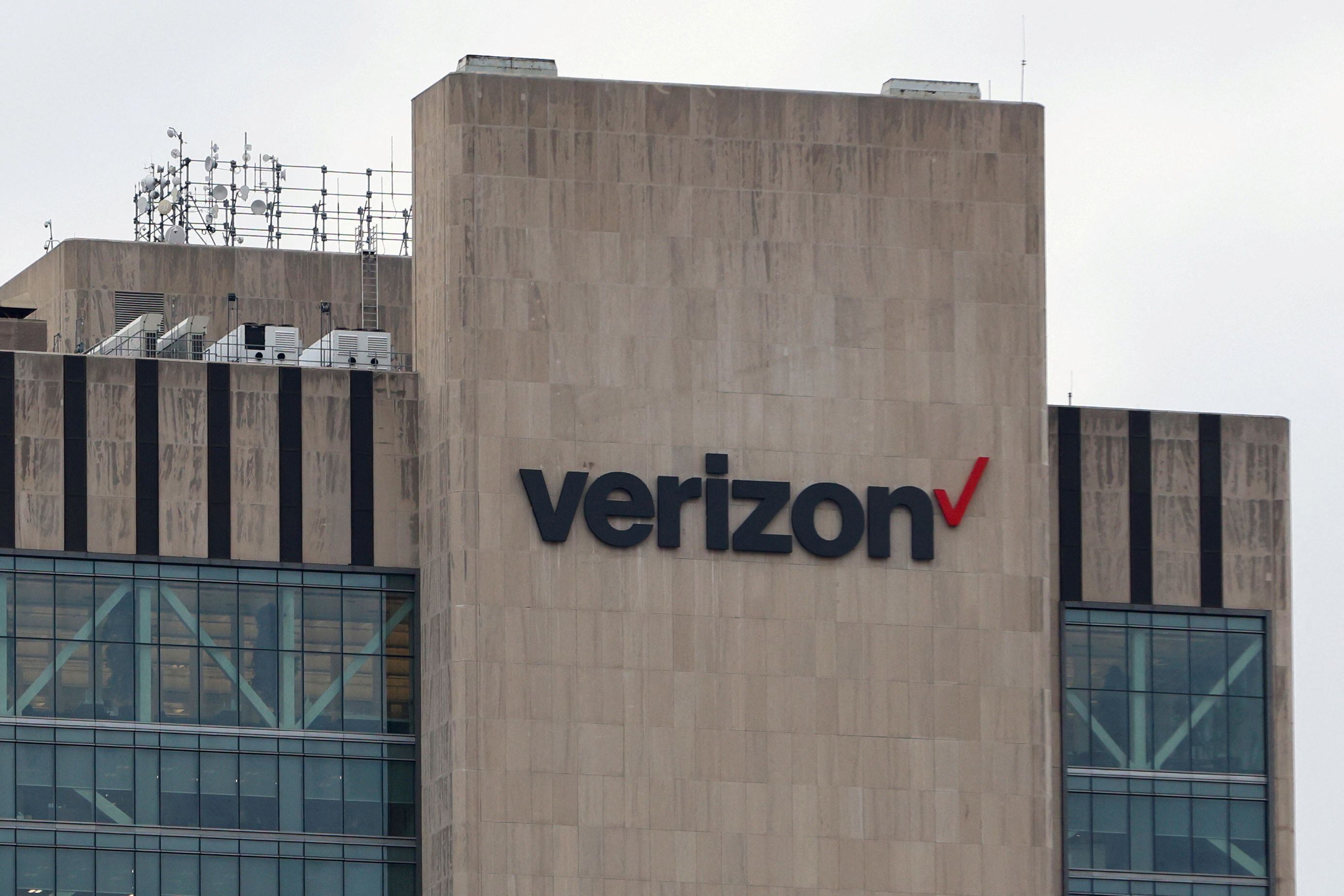 Proveedores de servicios de internet como Verizon y AT&T;, anticipan desafíos legales tras nuevo marco regulador (REUTERS/Andrew Kelly)