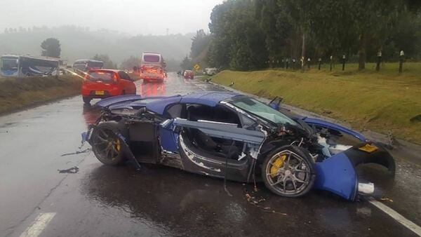 Así quedó el McLaren azul tras el accidente
