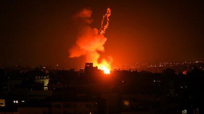 Uno de los recientes atentados israelíes contra las instalaciones de Hamas en la Franja de Gaza en respuesta al lanzamiento de globos incendiarios por parte de ciudadanos palestinos.