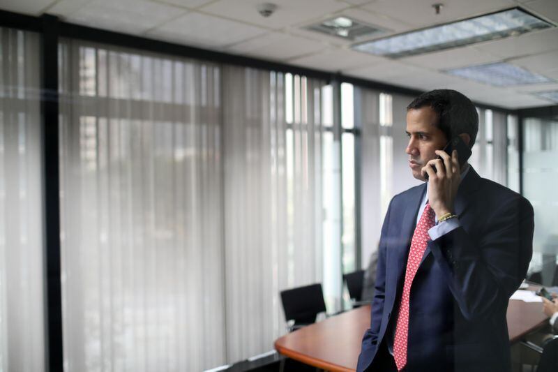 Foto del jueves del líder opositor venezolano Juan Guaidó hablando por teléfono en su oficina en Caracas. (Ene 9, 2020. REUTERS/Manaure Quintero)