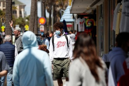 Transeúntes en Clearwater Beach, Florida (REUTERS/Octavio Jones)