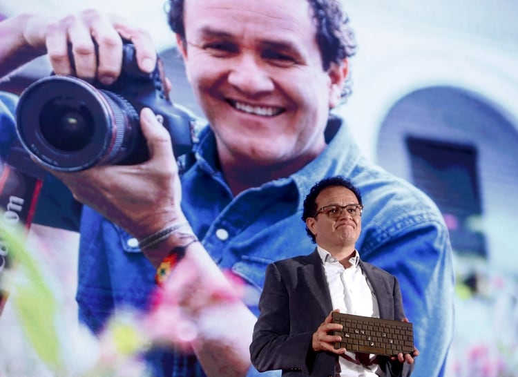 El fotoperiodista colombiano Jesús Abad Colorado recibe el reconocimiento a la excelencia periodística, en la séptima edición del Festival Gabo, a lo mejor del periodismo Iberoamericano hoy jueves en Medellín (Colombia). (EFE/Luis Eduardo Noriega A.)