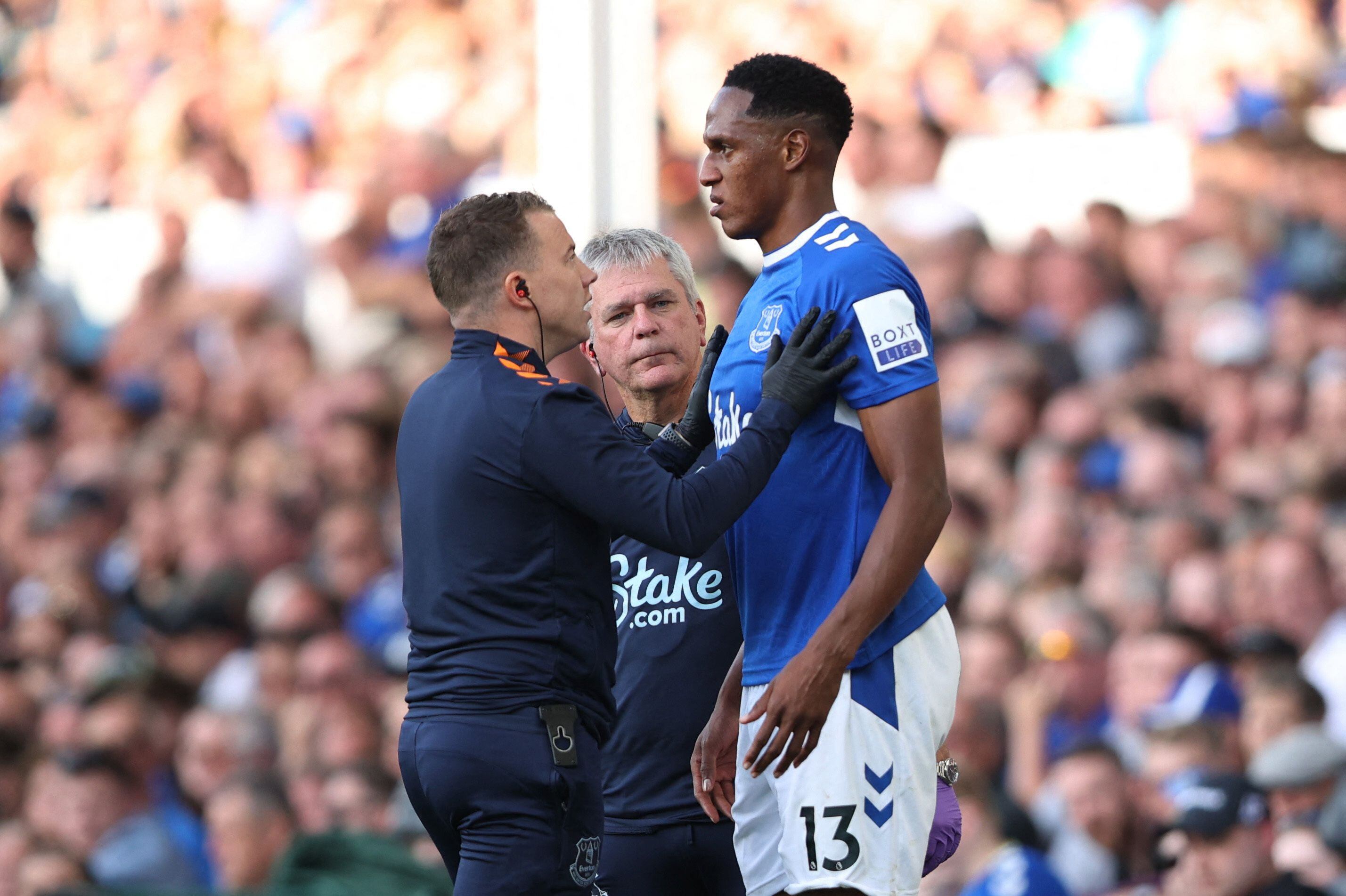 Yerry Mina será baja por lesión durante ocho semana en el Everton de Inglaterra Soccer Football - Premier League - Everton v Chelsea - Goodison Park, Liverpool, Britain - August 6, 2022 Everton's Yerry Mina receives medical attention after sustaining an injury Action Images via Reuters/Molly Darlington EDITORIAL USE ONLY. No use with unauthorized audio, video, data, fixture lists, club/league logos or 'live' services. Online in-match use limited to 75 images, no video emulation. No use in betting, games or single club /league/player publications.  Please contact your account representative for further details.