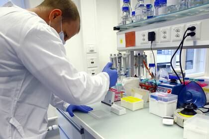 Un técnico de laboratorio en el hospital universitario Inselspital Universitaetsspital Bern durante investigaciones para una vacuna contra el coronavirus en Berna, Suiza (Reuters)