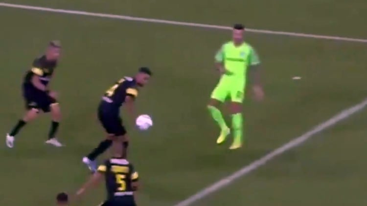 El árbitro del partido pudo corroborar que la pelota pegó en la mano de un jugador dentro al área y cobró penal a favor del Maccabi Haifa (Captura de video)