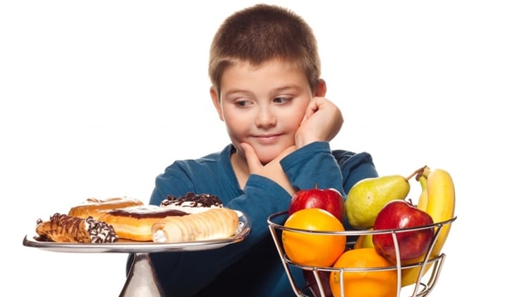 Comer sano o no, es parte de la educación que un chico debe recibir (iStock)