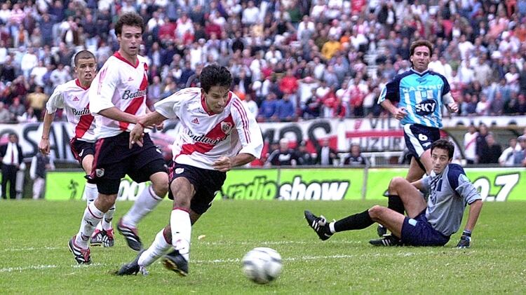 Pipino Cuevas y su recordado gol a Racing en el torneo Clausura 2002