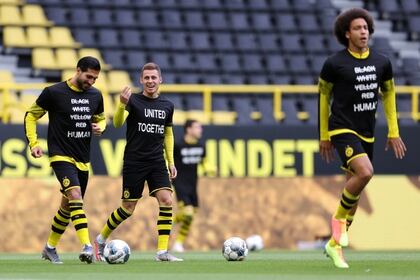 Durante el calentamiento, los jugadores del Borussia Dortmund lucieron remeras en contra del racismo (REUTERS)