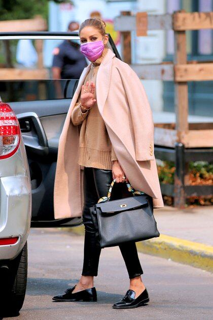 Siempre elegante y con tapaboca. La influencer Olivia Palermo lució un suéter de cachemira, un abrigo camel y pantalones de cuero durante la Semana de la Moda en la ciudad de Nueva York (Foto: Splash News/The Grosby Group)