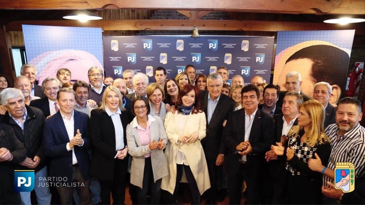 Cristina Kirchner junto a los principales dirigentes del PJ durante una reunión partidaria a comienzos de la semana