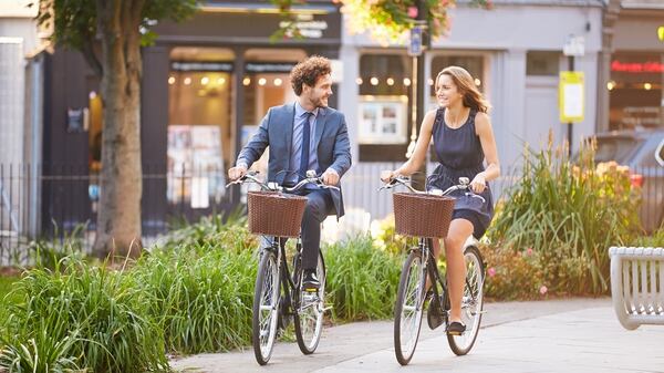 Andar en bicicleta es una de las actividades más ponderadas entre los profesionales de la salud (iStock)