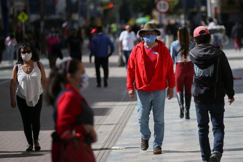 El alcalde de Bogotá, Carlos Fernando Galán, hizo un llamado a la ciudadanía que se encuentra en inmediaciones a los incendios, a usar tapabocas - crédito Reuters