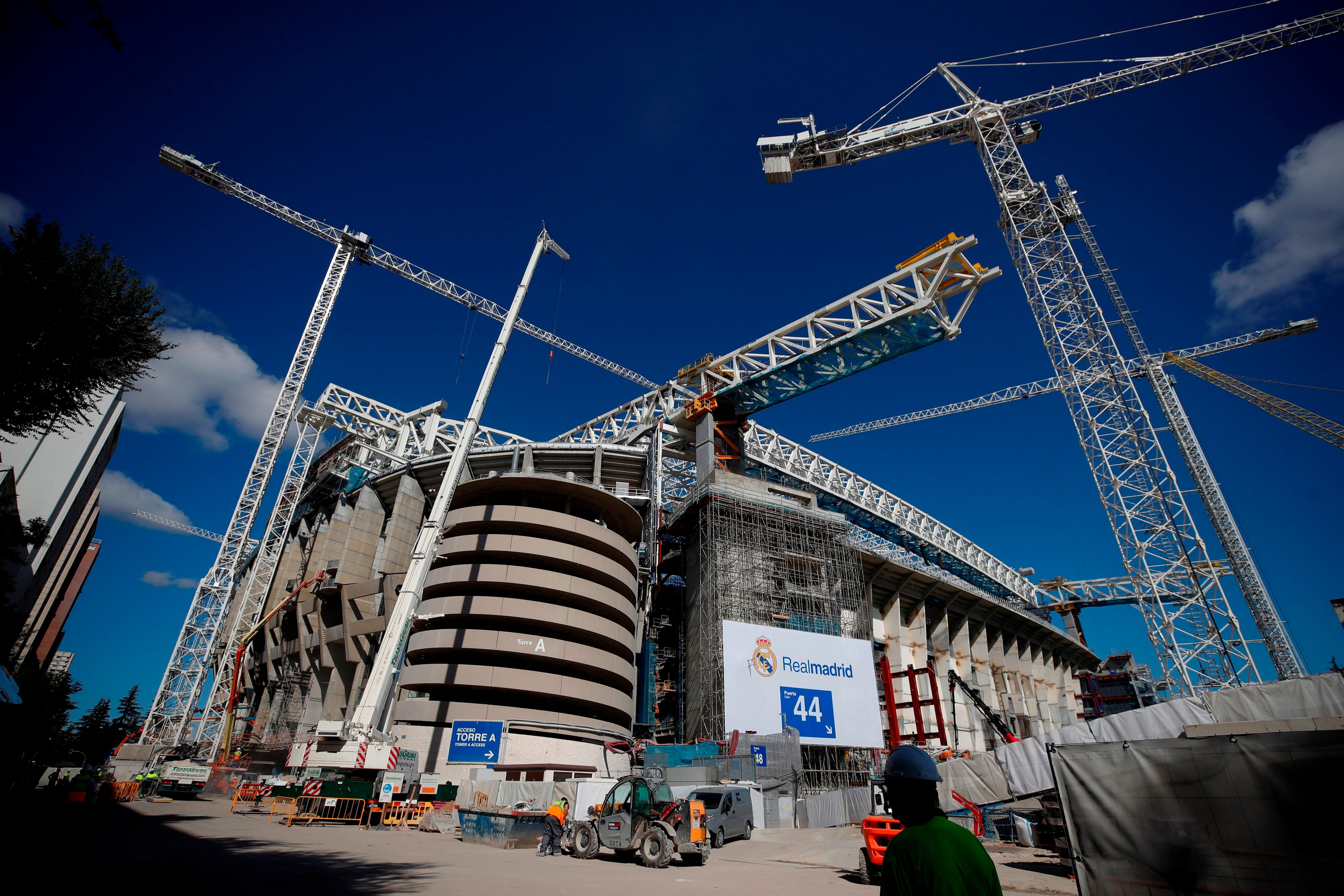 Vista, este viernes, del Santiago Bernabéu, que volverá a acoger un partido de fútbol contra el Celta de Vigo el próximo domingo, tras 560 días y en mitad de las obras de remodelación del estadio. EFE/Javier Lizón