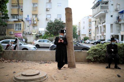 Judíos ortodoxos en Israel con máscaras faciales. REUTERS/Amir Cohen