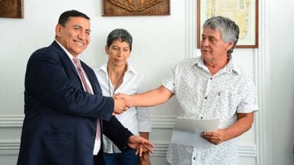 Sergio Valenzuela (a la derecha), junto al intendente José Rioseco el pasado enero, cuando firmaron el último aumento para los empleados estatales de Cutral Co.