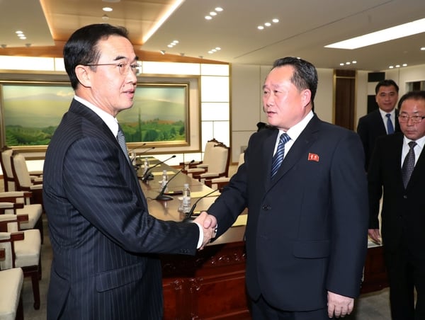 El jefe de la delegación norcoreana, Ri Son Gwon, estrecha la mano con su par surcoreano, Cho Myoung-gyon, luego del encuentro en la villa de Panmunjom