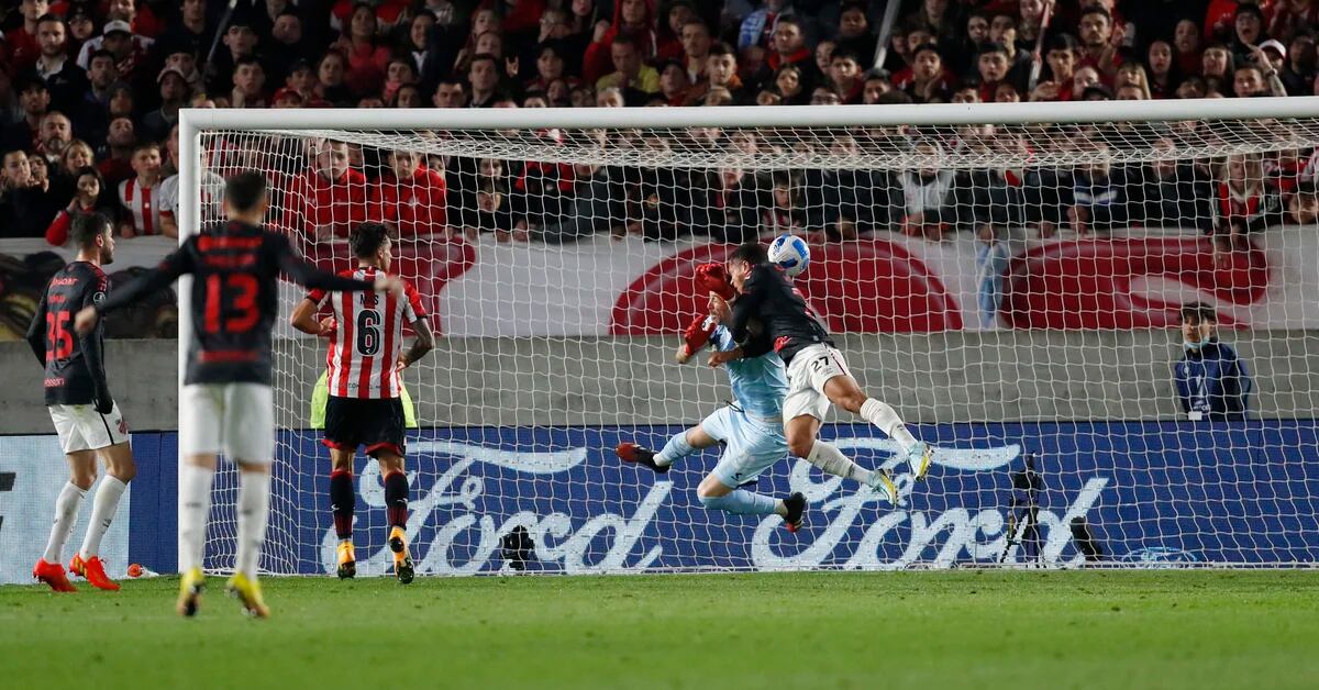 En un partido pélémico, Estudiantes perdió más de una hora ante Athletico Paranaense y quedó eliminado de la Copa Libertadores.