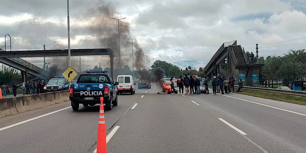 Caos en el ramal Pilar de la Panamericana por una protesta de vecinos: reclaman la reconstrucción de un puente peatonal