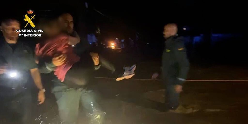 La Guardia Civil rescata al menor desaparecido por la DANA en Aldea del Fresno, al sur de Madrid. (Guardia Civil)