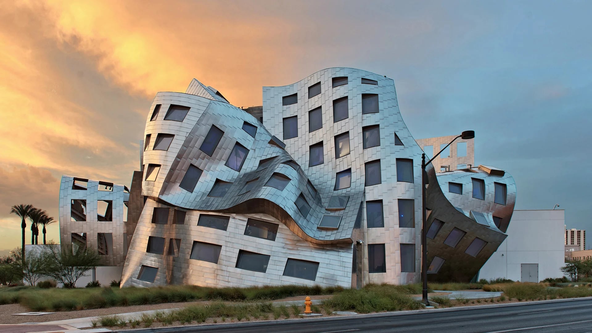 Frank Gehry afirmó que desde el principio de su vida adulta siempre se relacionó más con los artistas que con los arquitectos
