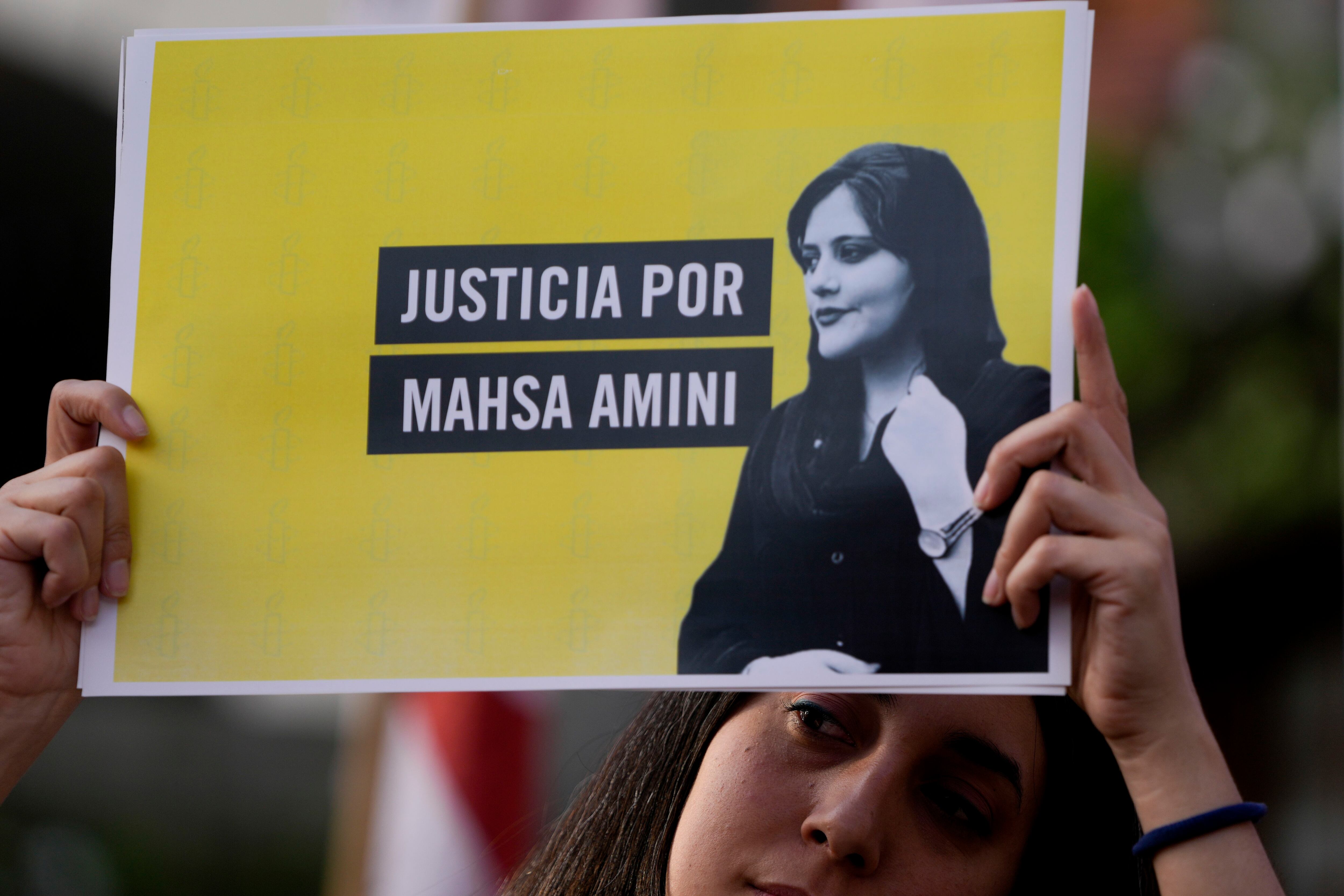 Una mujer sostiene un cartel en apoyo de Mahsa Amini, una iraní que murió estando bajo custodia policial en Irán, frente a la embajada de Irán en Buenos Aires, Argentina, el 27 de septiembre de 2022. (Foto AP/Natacha Pisarenko, Archivo)
