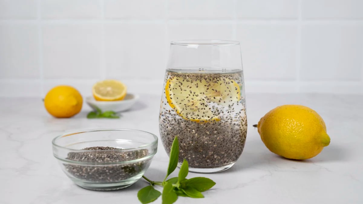 Cómo preparar agua de chía con limón para prevenir el envejecimiento prematuro