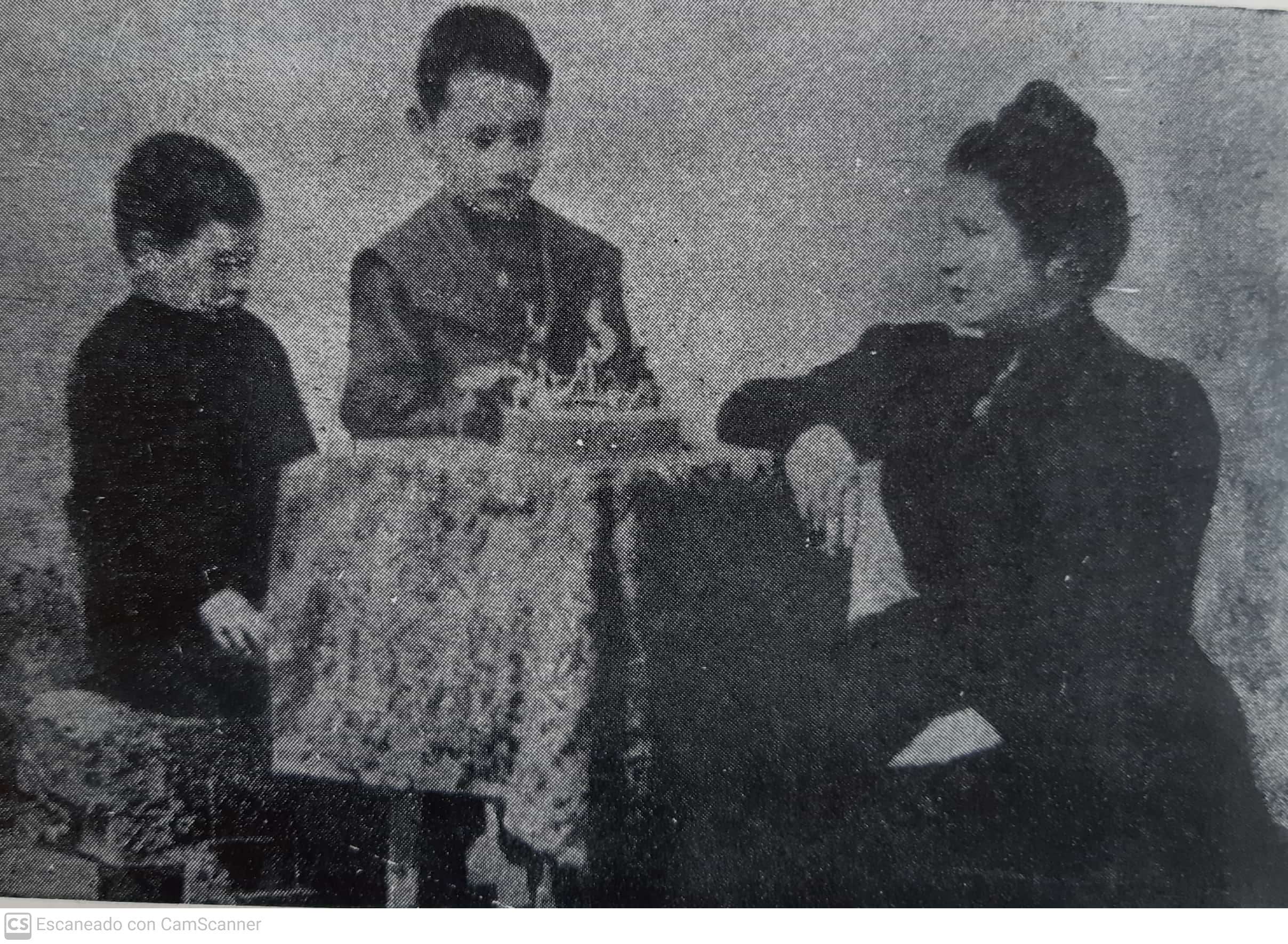 La mamá Juana Sosa junto a sus dos hijos, Juan Domingo y Mario Avelino