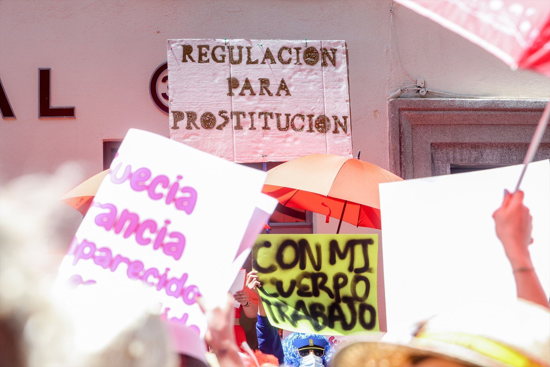 Trabajadoras sexuales protestan en el Congreso contra la proposición de ley del PSOE para abolir la prostitución en 2022. (Ricardo Rubio / Europa Press)