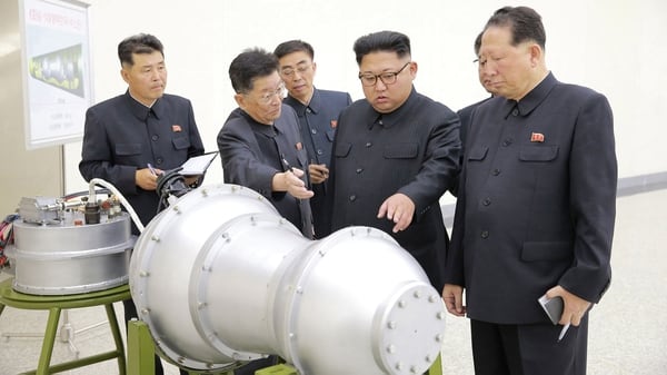 Kim Jong Un inspecciona la bomba H que luego sería probada “con éxito” con resultados catastróficos para la montaña (KCNA via Reuters)