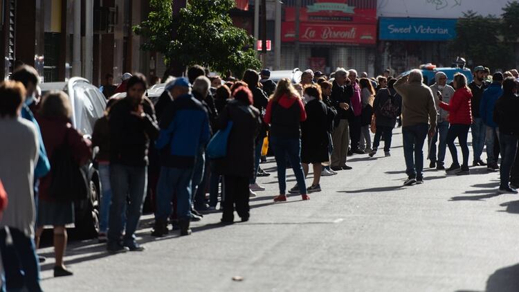 Extensas filas en Avellaneda, esta mañana (Adrián Escándar)