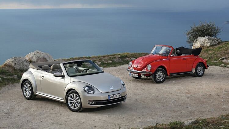 Las dos generaciones del Escarabajo, el original (rojo) y el New Beetle, ambos en su variante descapotable. (Volkswagen)