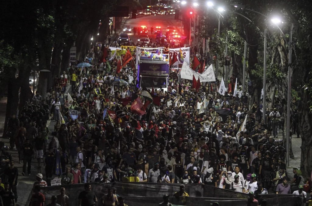 Manifestantes protestan en el centro de Río de Janeiro (EFE)