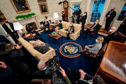 El presidente de Estados Unidos, Joe Biden (c-d atrás), y su vicepresidenta, Kamala Harris (c-i atrás), fueron registrados este lunes, durante una reunión con un grupo de senadores republicanos, en la oficina Oval de la Casa Blanca, en Washington DC (EE.UU.). EFE/Doug Mills 