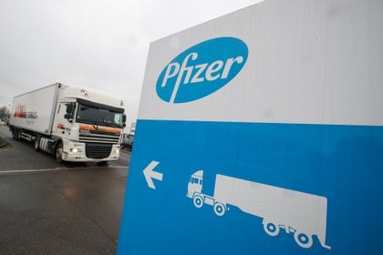 Un camión refrigerador parte desde la planta de Pfizer en Puurs, Bélgica, rumbo al Reino Unido con una carga de vacunas contra el coronavirus (REUTERS/Yves Herman)