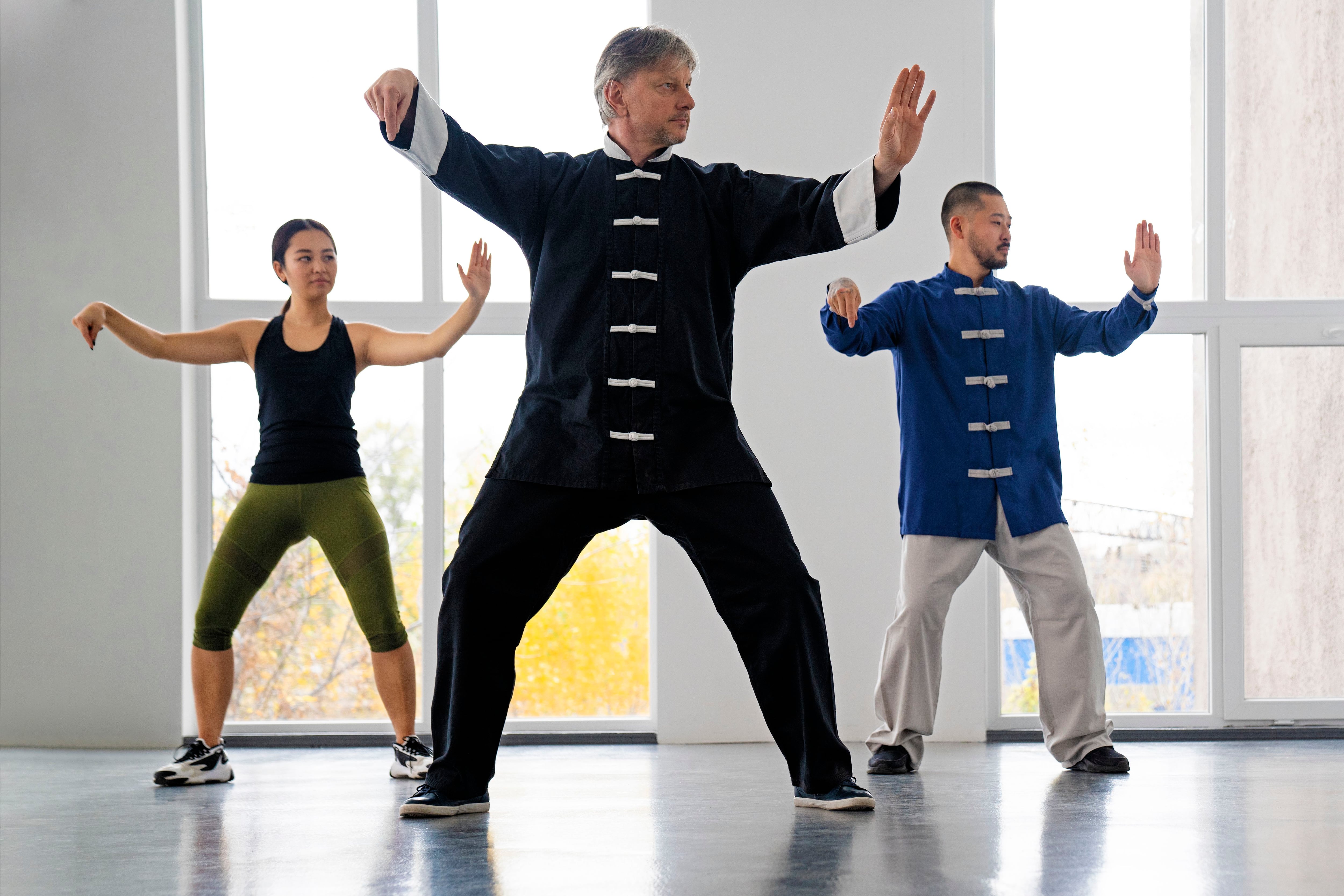 Según el estudio, las caídas, mareos y dolor de espalda fueron  significativamente menores en el grupo que practicaba tai chi (Freepik)