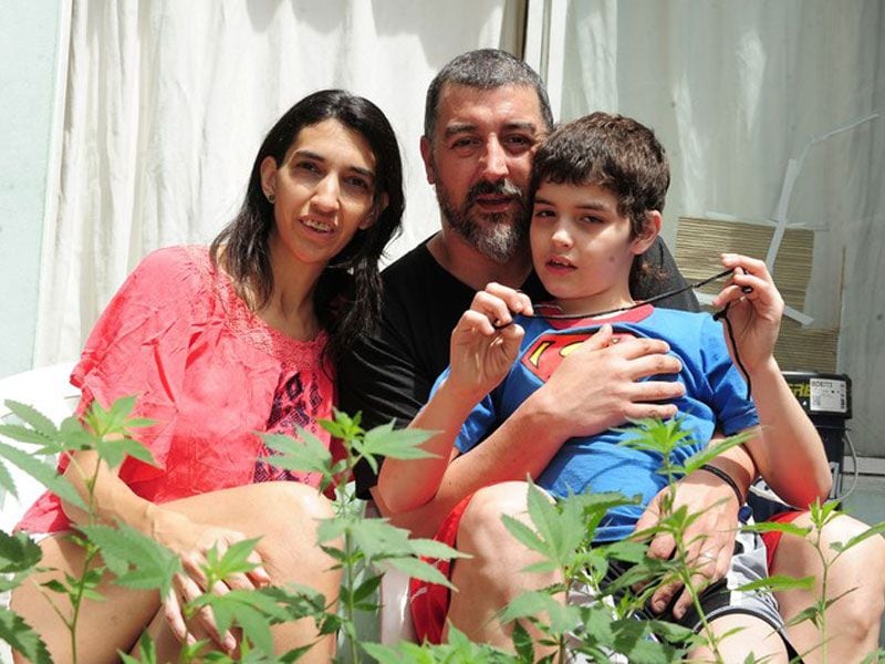 Valeria Salech, junto a su hijo Emiliano, que padece epilepsia y autismo