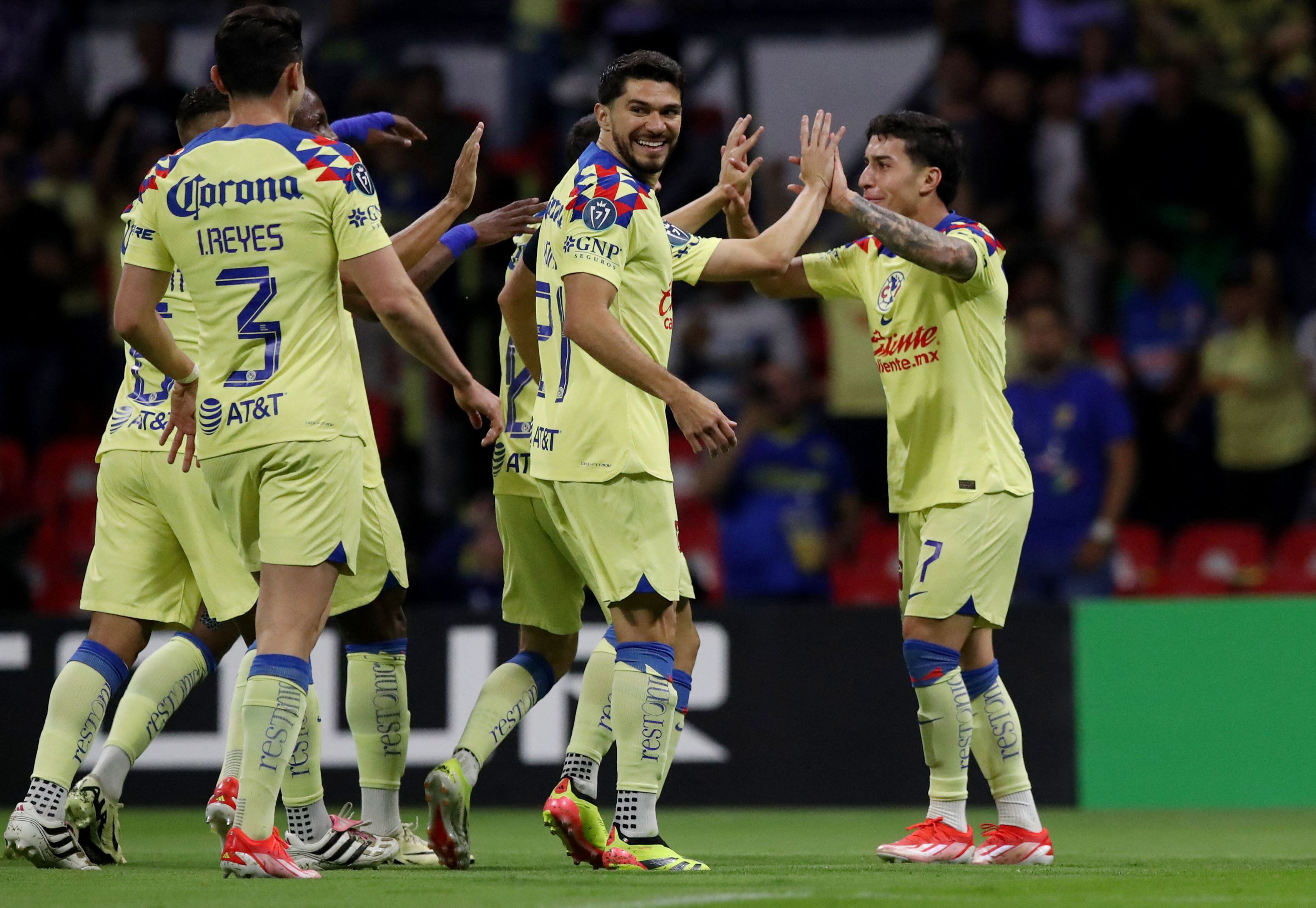 Soccer Football - CONCACAF Champions Cup - Semi Final - First Leg - America v Pachuca - Estadio Azteca, Mexico City, ميڪسيڪو - اپريل 23, 2024 America's Alejandro Zendejas celebrates scoring their first goal with teammates REUTERS/Henry Romero