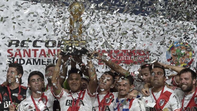 Los jugadores de River Plate festejan la obtención de su primera Recopa Sudamericana 2015, tras superar en la serie a San Lorenzo de Almagro (FOTO NA: AFP PHOTO)