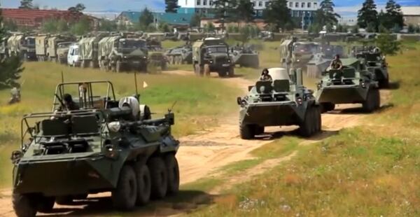 Vehículos rusos durante los ejercicios (Reuters/ captura de pantalla)