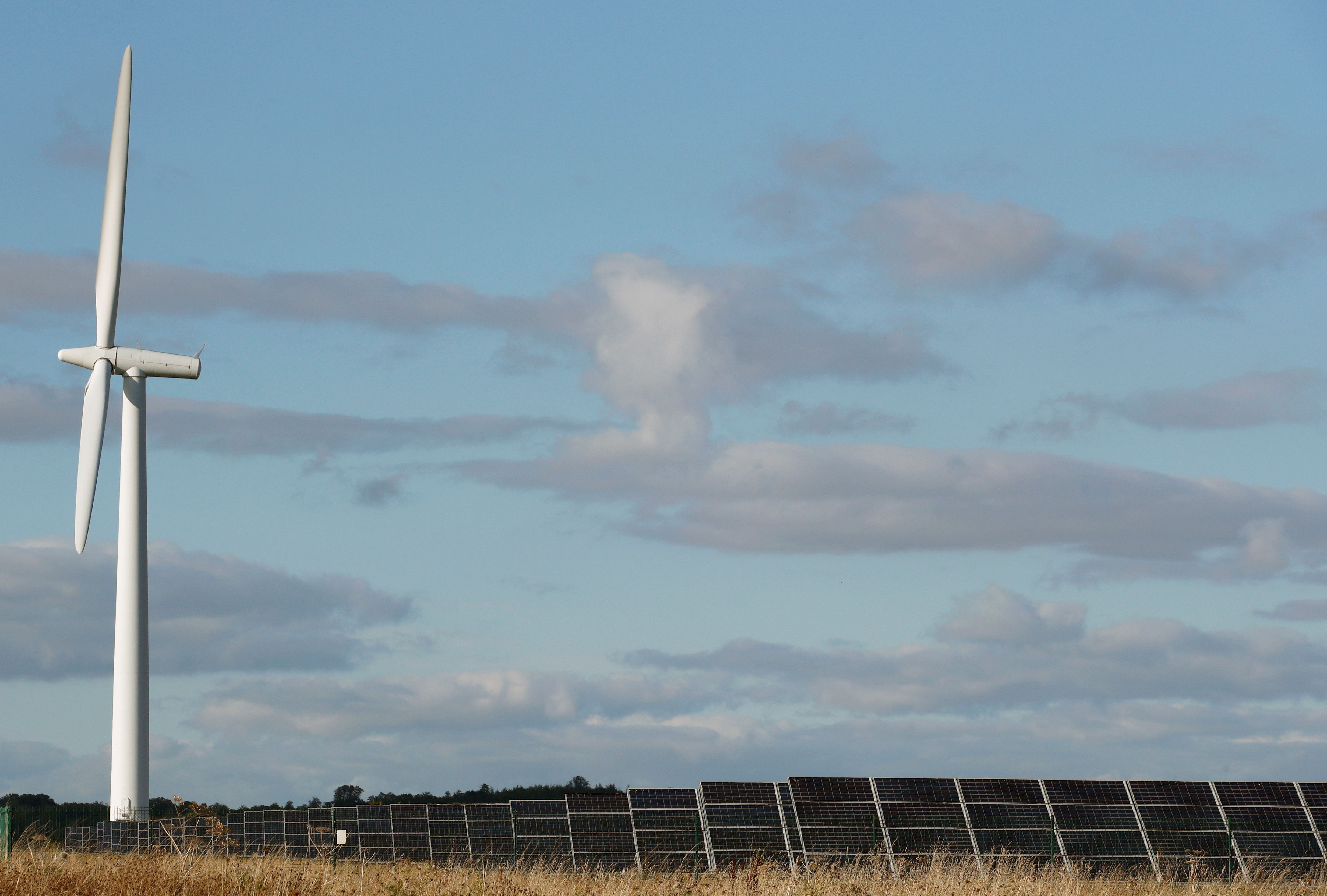Vista general de una turbina eólica y paneles solares en Westmill Wind Farm & Solar Park, en Watchfield, cerca de Swindon, Gran Bretaña (Foto: REUTERS/Andrew Boyers)