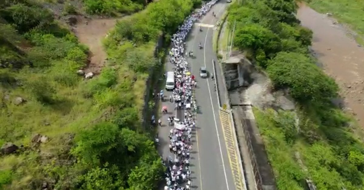 Miles de personas marcharon en una “caravana al revés” para pedir un futuro  mejor en El Salvador - Infobae