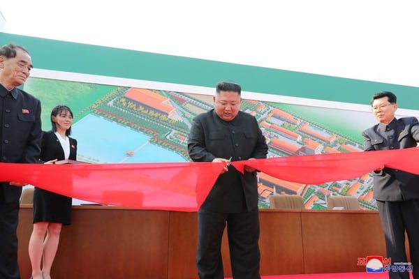 Kim Jong-un en su primera aparición pública tras veinte días de ausencia (KCNA/via REUTERS)
