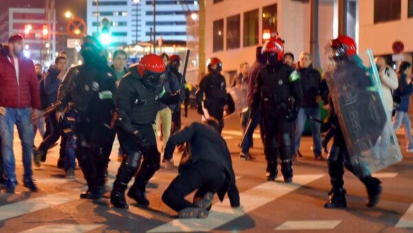 La policía reprimió a los violentos, pero no pudo evitar los incidentes (AFP)