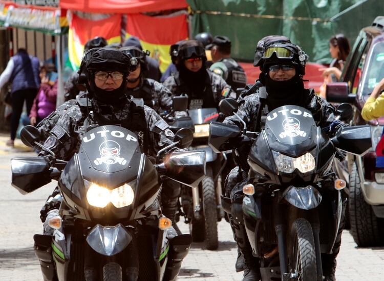 Agentes de la Unidad de Operaciones Tácticas de Bolivia (UTOP) conducen motocicletas a la entrada de la zona residencial de La Rinconada, donde se encuentra la residencia de la embajada de México en La Paz, Bolivia, el 15 de enero de 2020. REUTERS/Manuel Claure