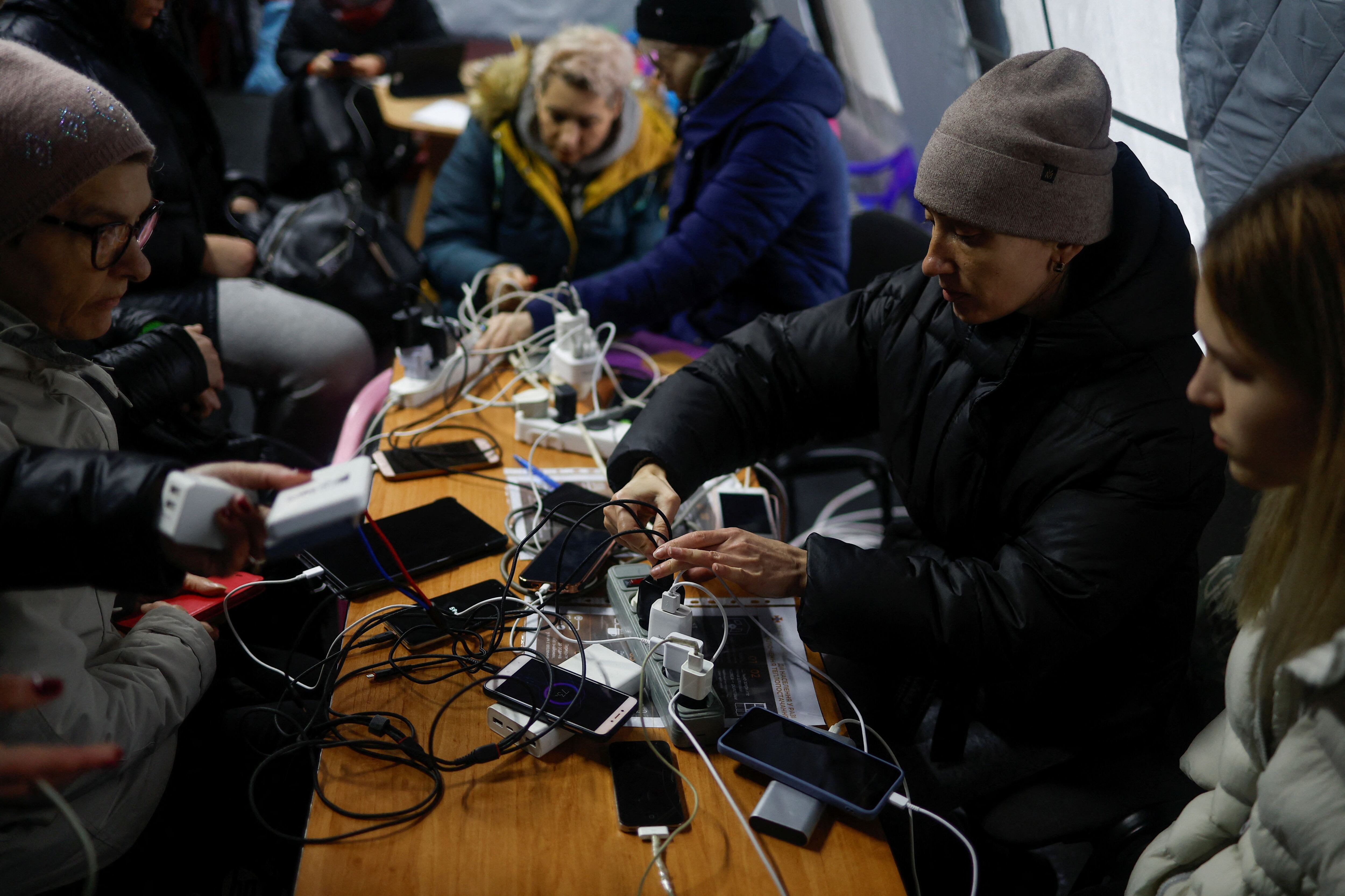 Las autoridades ucranianas comenzaron a abrir lo que llaman “puntos de invencibilidad”: espacios con calefacción y energía donde las personas pueden ir a tomar comidas calientes, electricidad para recargar sus dispositivos y conectarse a internet. (REUTERS/Valentyn Ogirenko)