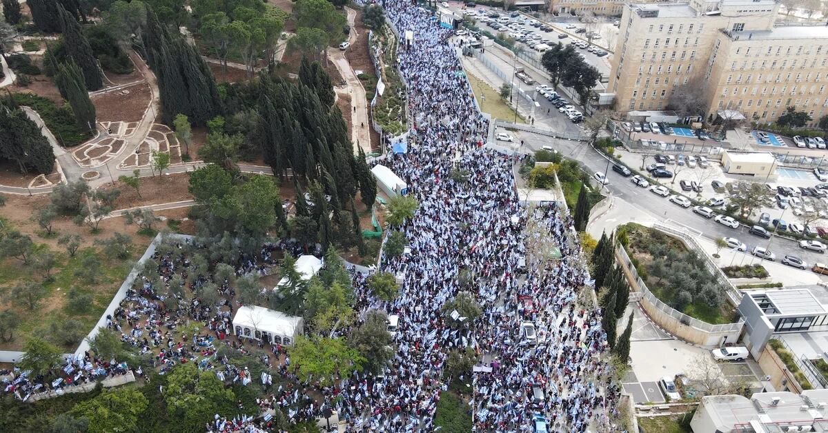 Crescono in Israele le proteste contro la riforma giudiziaria promossa da Netanyahu: aspettatevi il discorso del primo ministro
