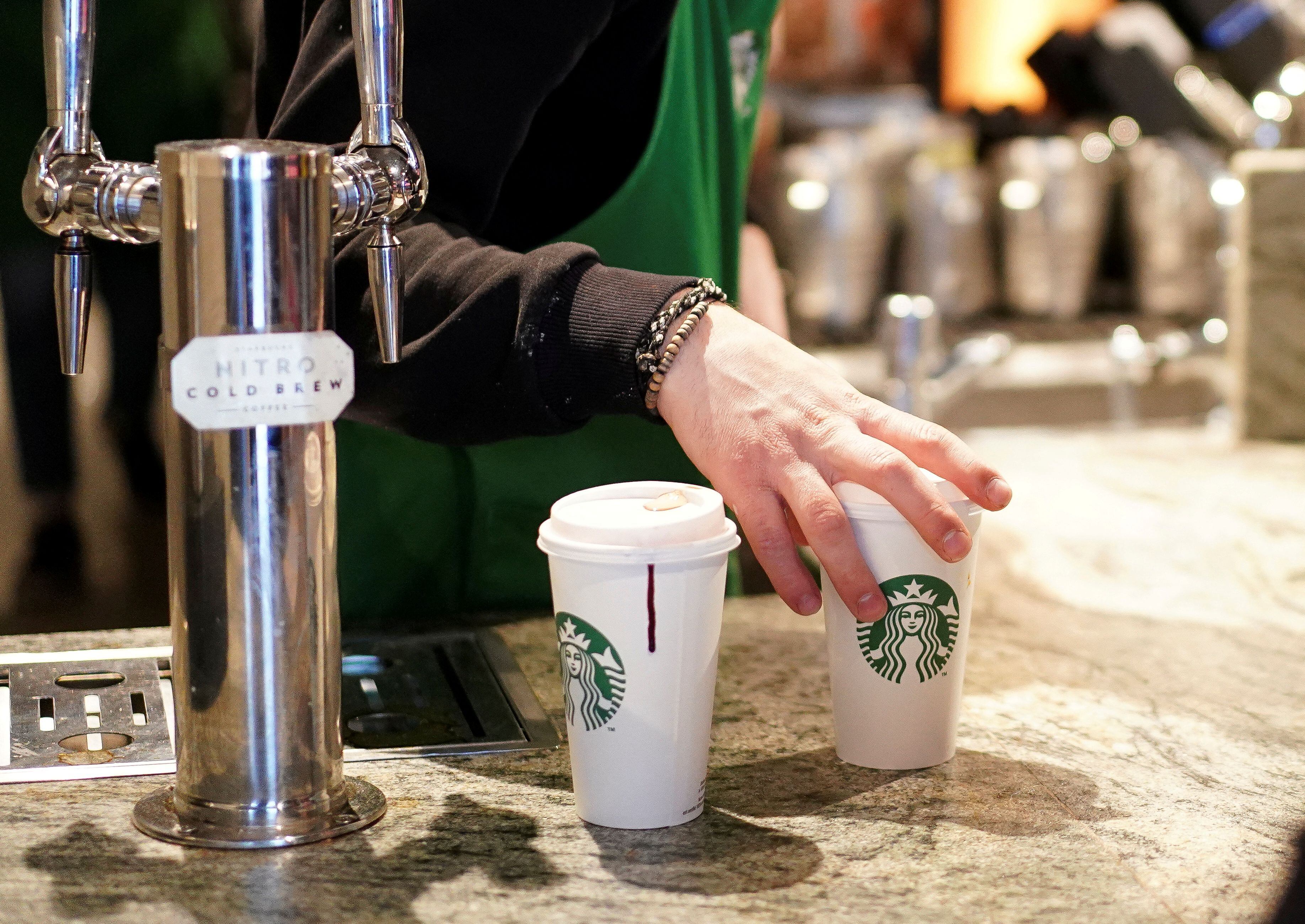 Starbucks smetterà di offrire bicchieri usa e getta per ridurre gli sprechi  - Infobae