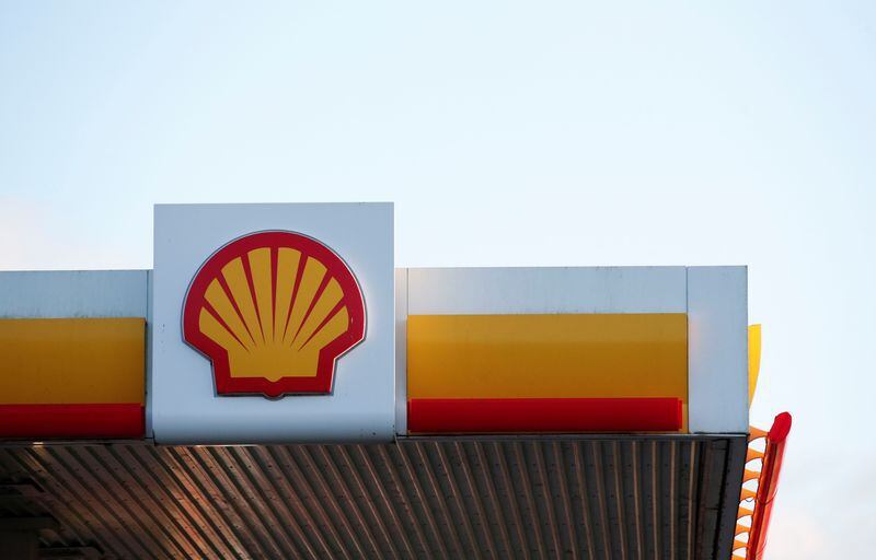 FOTO DE ARCHIVO: Vista general de un cartel de una gasolinera Shell, en Milton Keynes, Reino Unido, 5 de enero de 2022. REUTERS/Andrew Boyers
