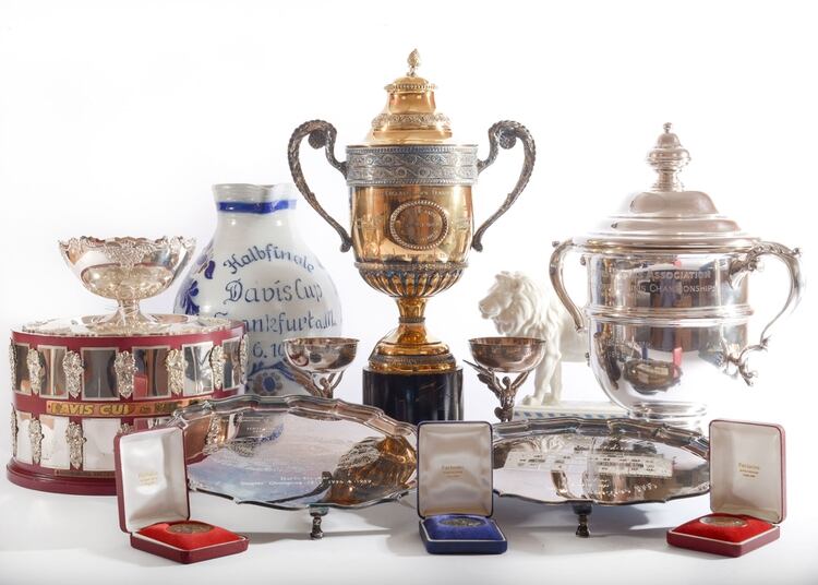 Imágenes de las copas y trofeos que subastará Boris Becker (AFP)