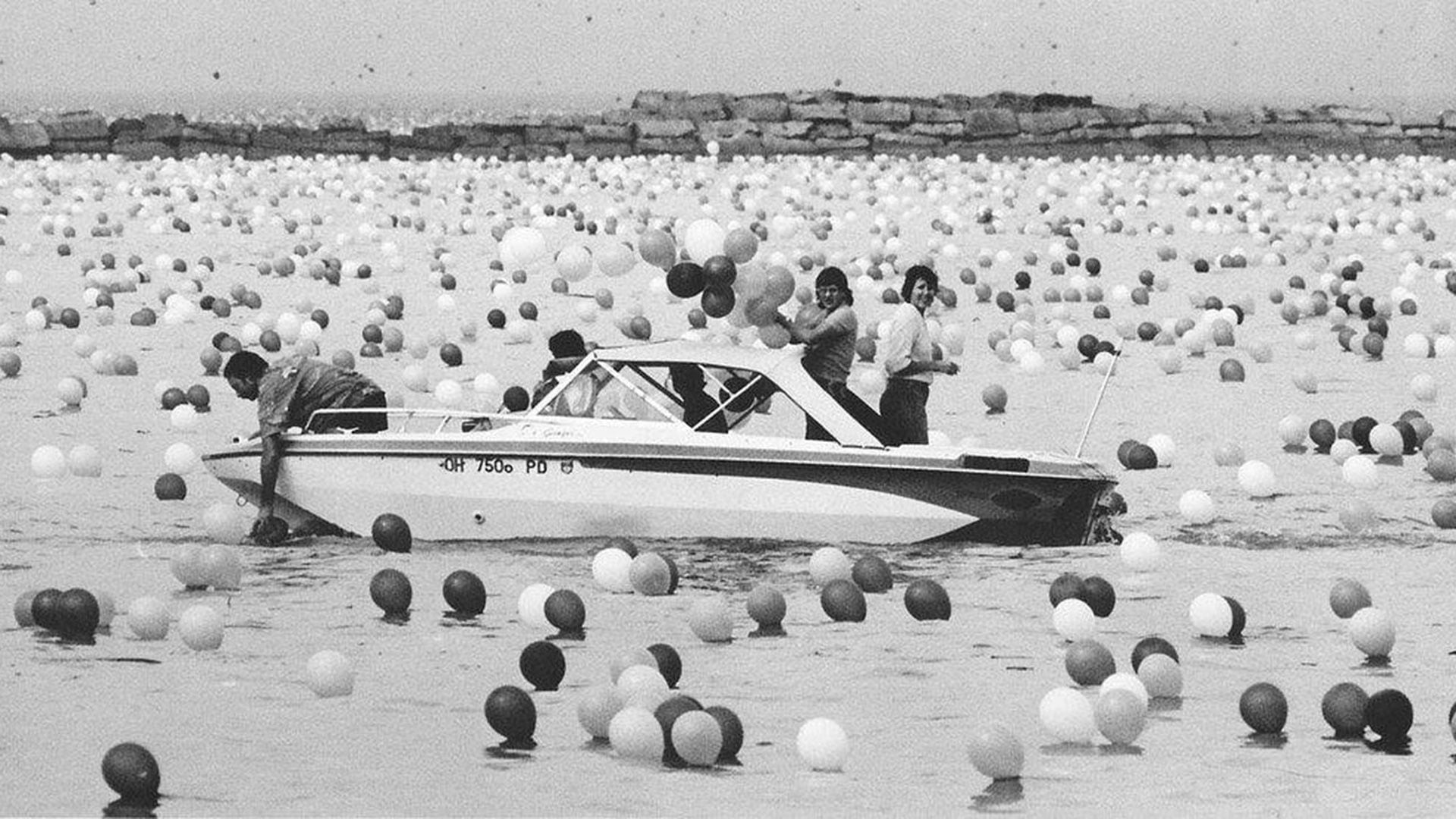 Cientos de miles de globos cayeron al lago Erie luego del lanzamiento, e hicieron que la guardia costera abandonara la búsqueda de dos pescadores que se habían reportado desaparecidos poco antes 